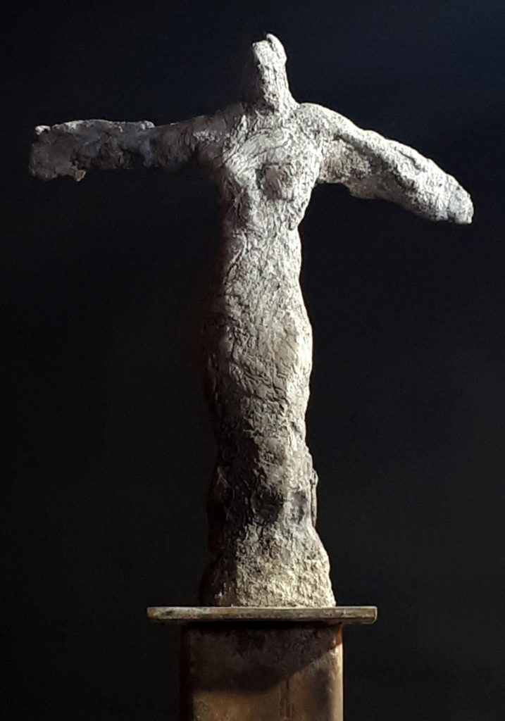 La victoire sculpture en ciment de Philippe Doberset