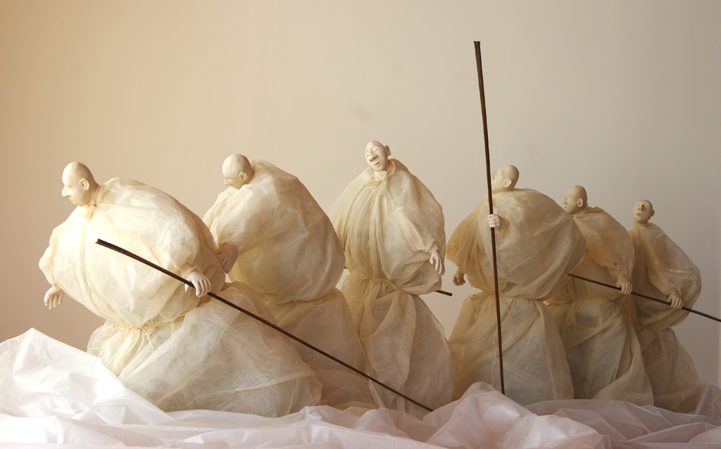 Six personnages en tarlatane. Sculpture de Philippe Doberset