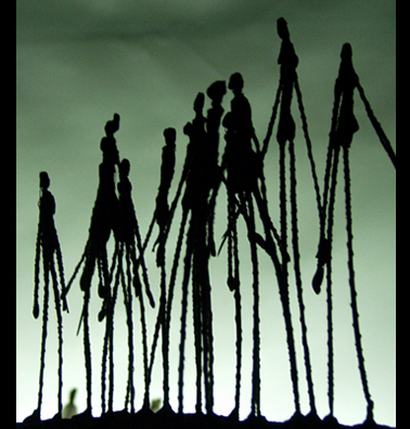 Le chemin des morts. Sculpture en aiguille de pins de Philippe Doberset