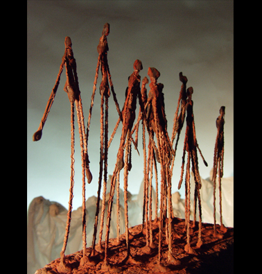 Le chemin des morts. Sculpture en aiguille de pins de Philippe Doberset