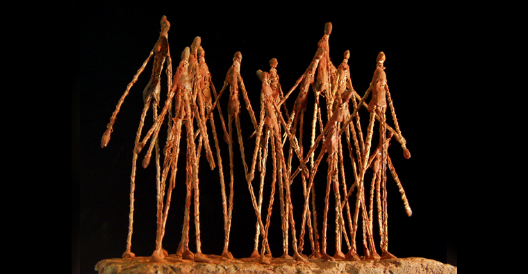 Le chemin des morts. Sculpture en aiguille de pins de Philippe Doberset