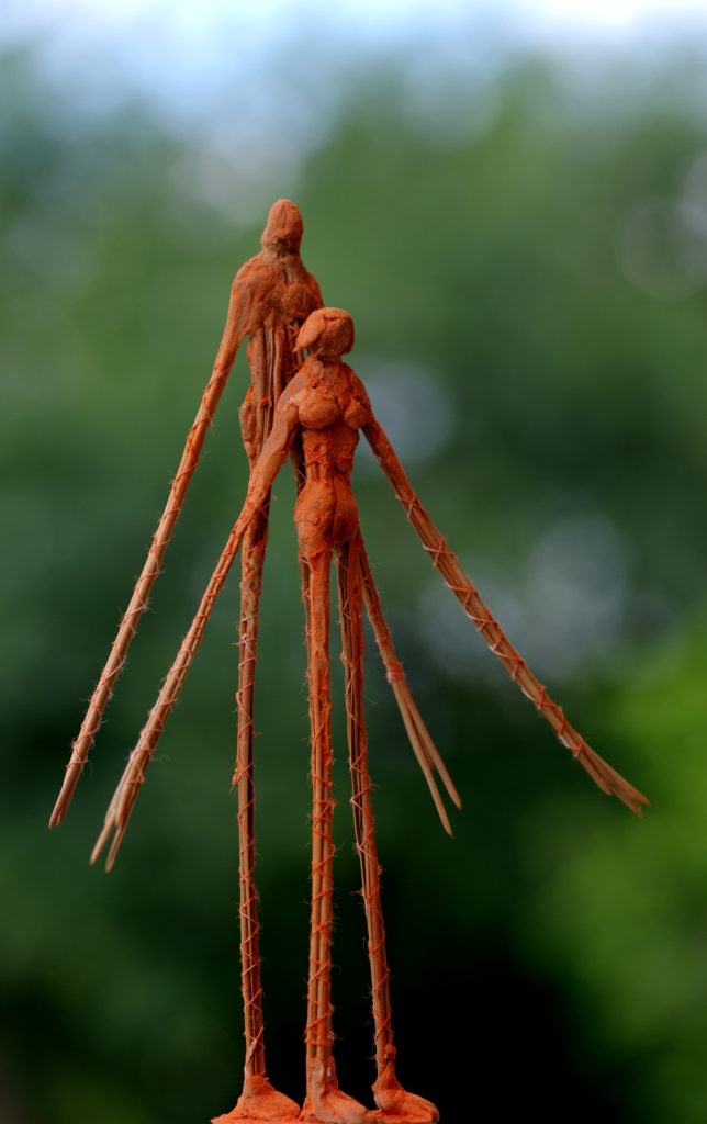 Le chemin des morts. Sculpture en aiguille de pins de Philippe Doberset