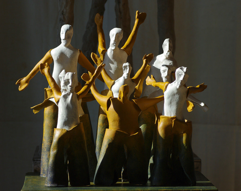 Foule de personnages en terre polychrome . Sculpture de Philippe Doberset
