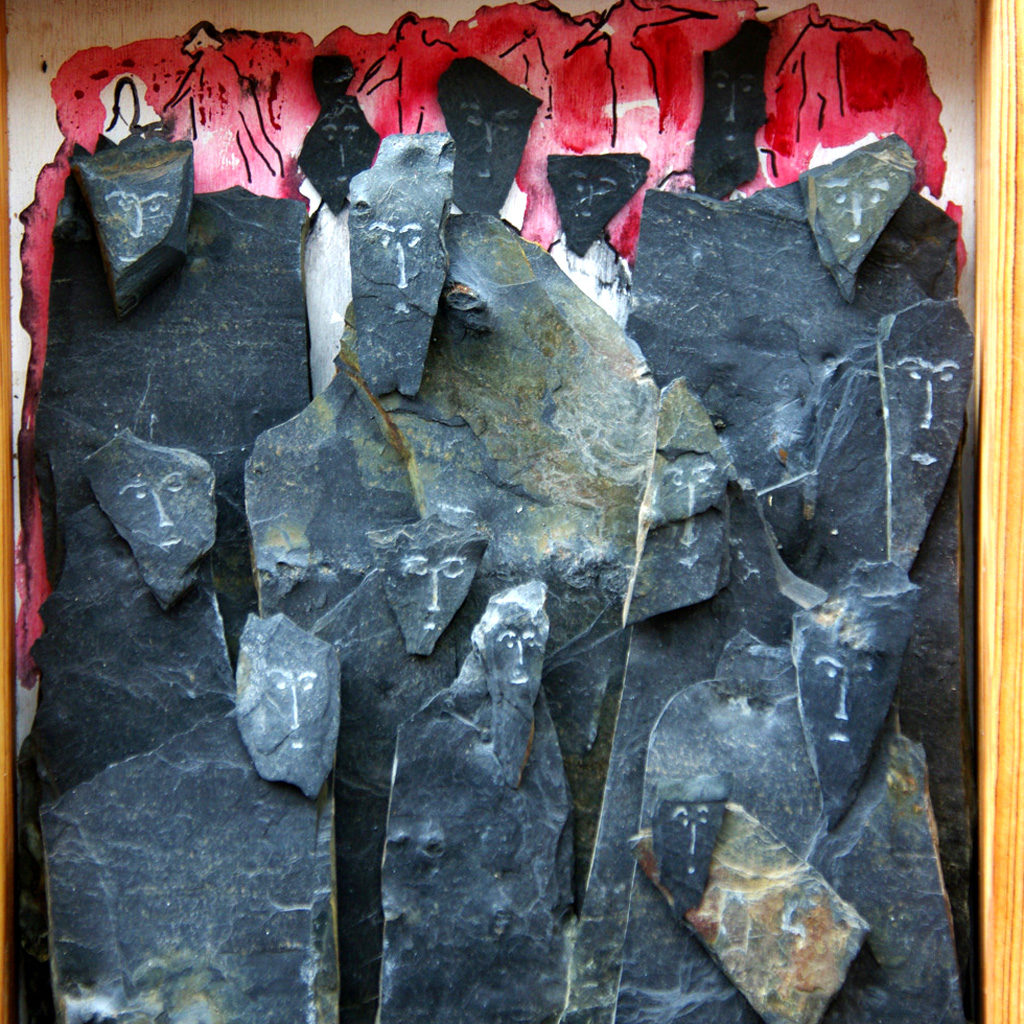 Foule. Groupe de personnages en schiste. Sculpture de Philippe Doberset