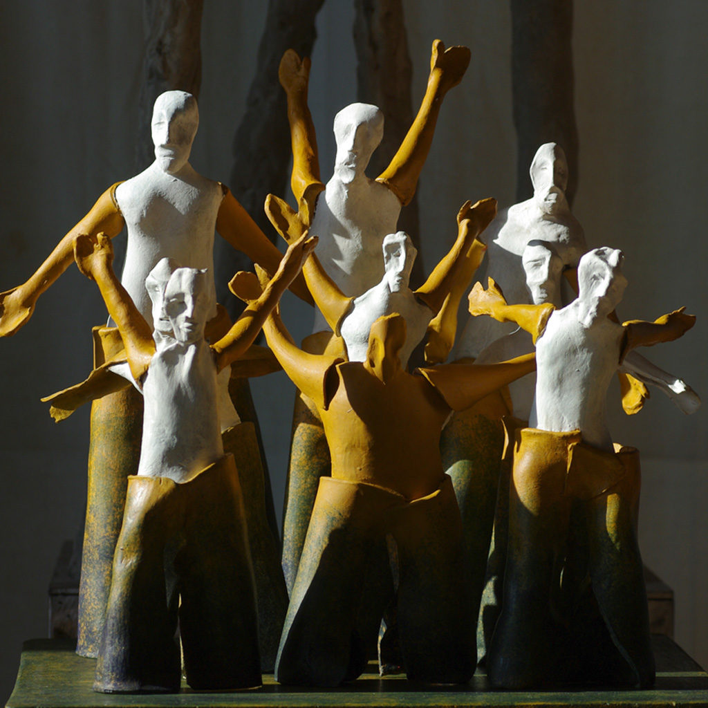 Groupe de personnages en marche. Terre polychrome. Sculpture de Philippe Doberset