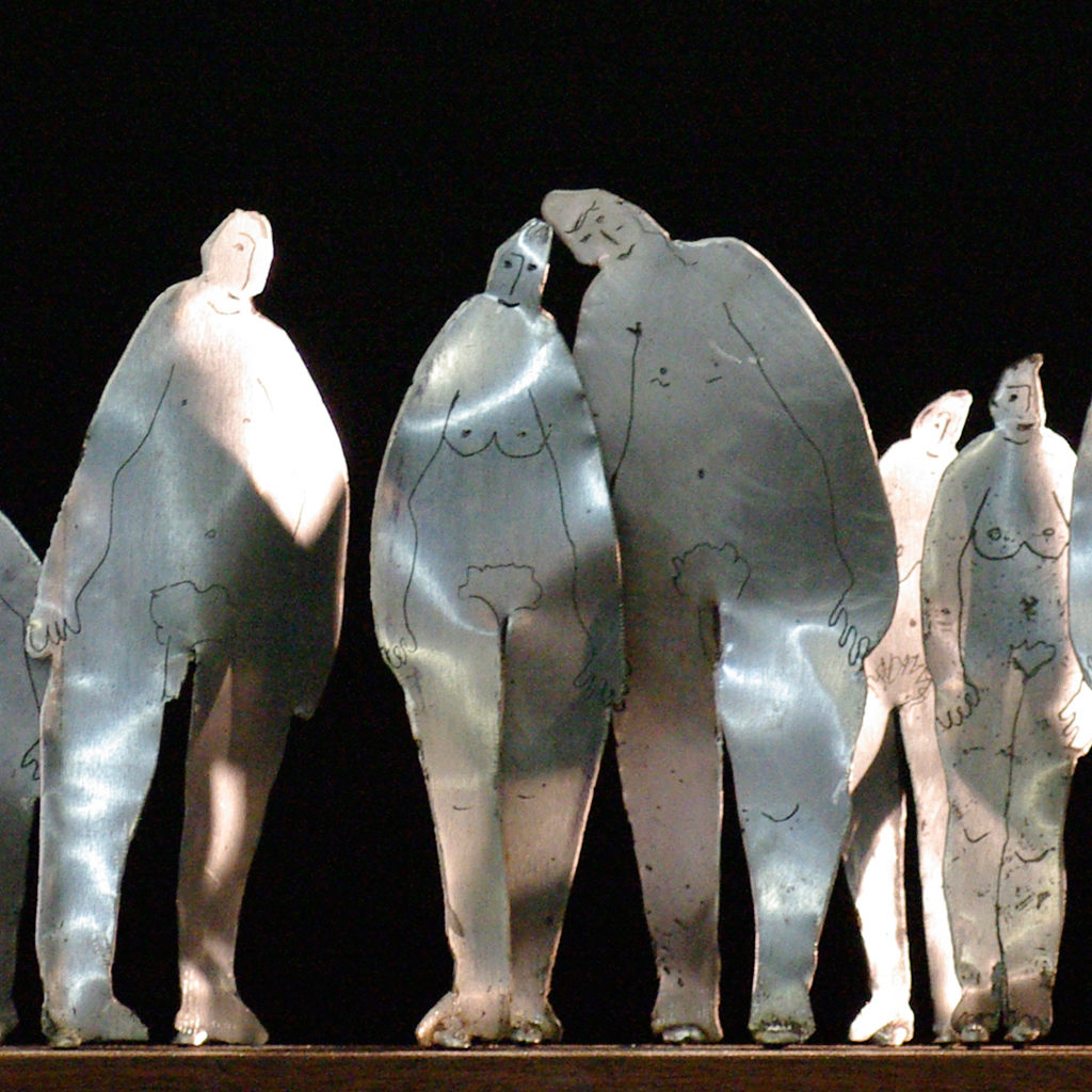 Groupe de personnages découpés dans de la tôle de zinc. Sculpture de Philippe Doberset