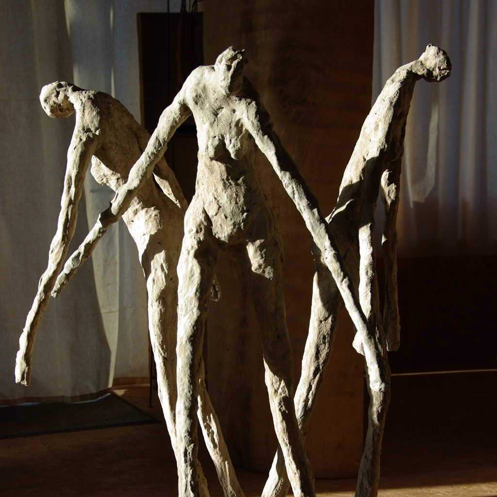 Trois personnages en béton. Sculpture de Philippe Doberset