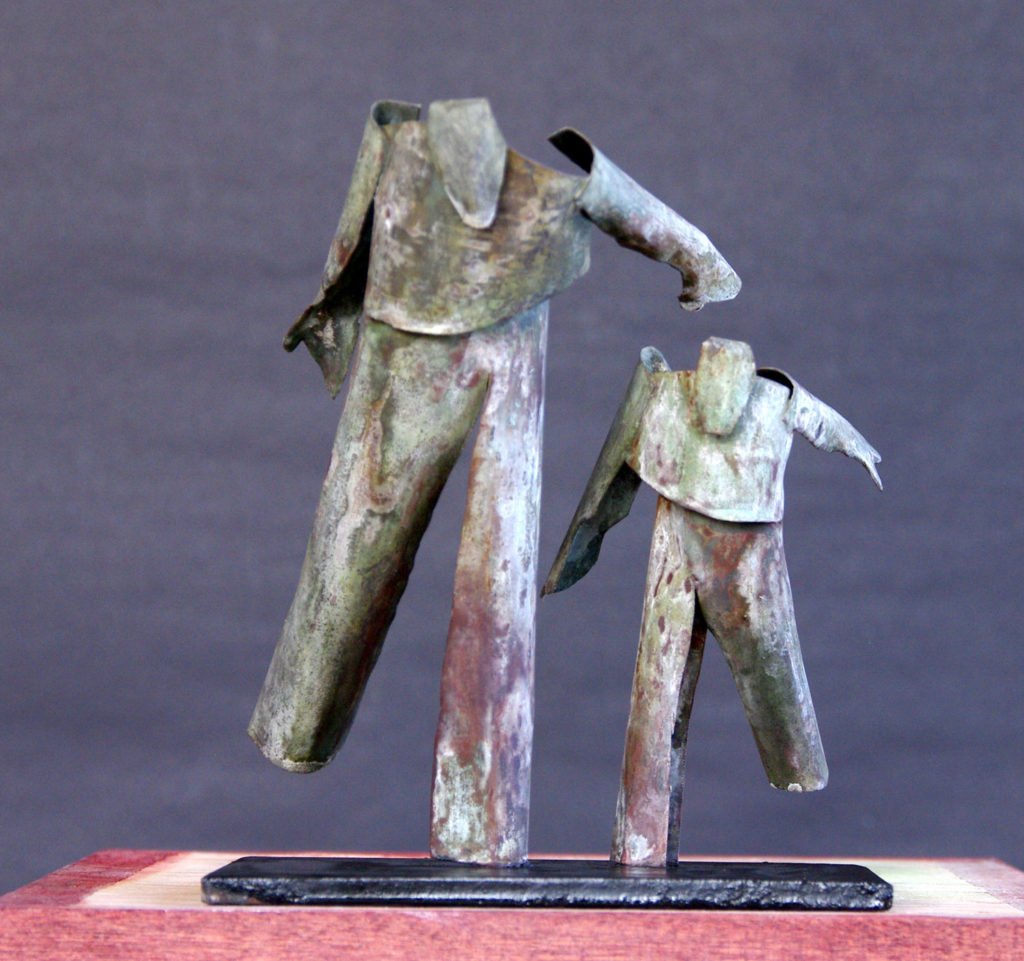 Suzy et le galopin. Sculpture en tôle de zinc de Philippe Doberset