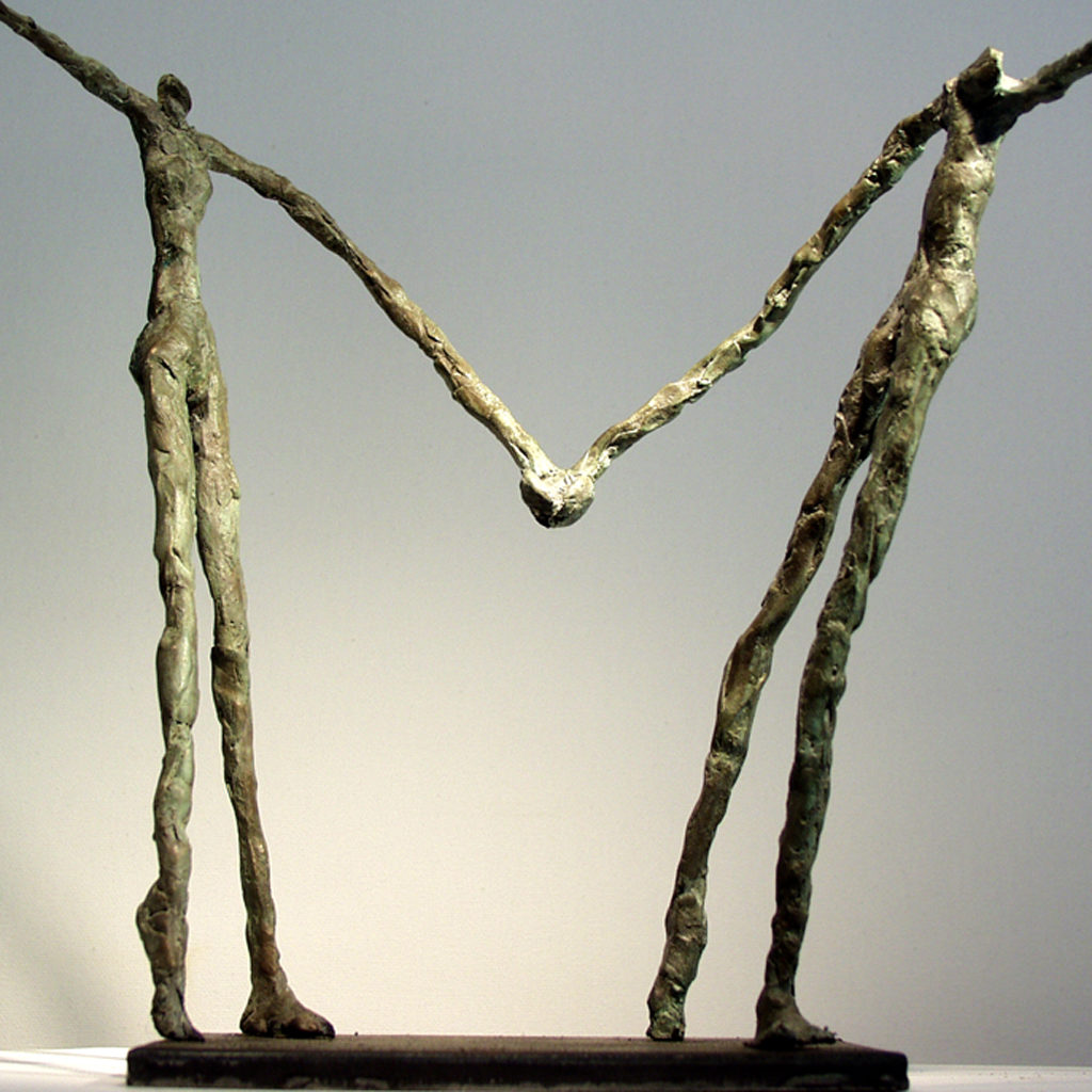 Deux personnages en bronze se tenant par la main Sculpture de Philippe Doberset