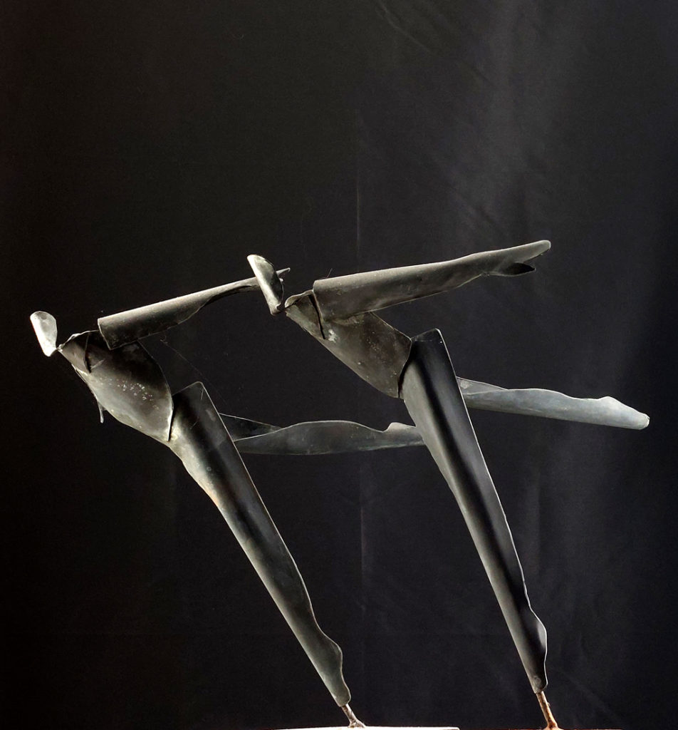 Deux personnages qui courent. Sculpture de Philippe Doberset
