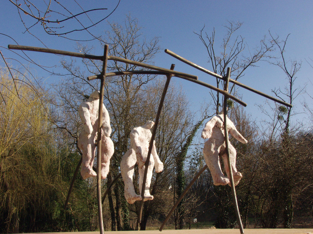 Les cavaliers. Sculpture en acier et béton de Philippe Doberset