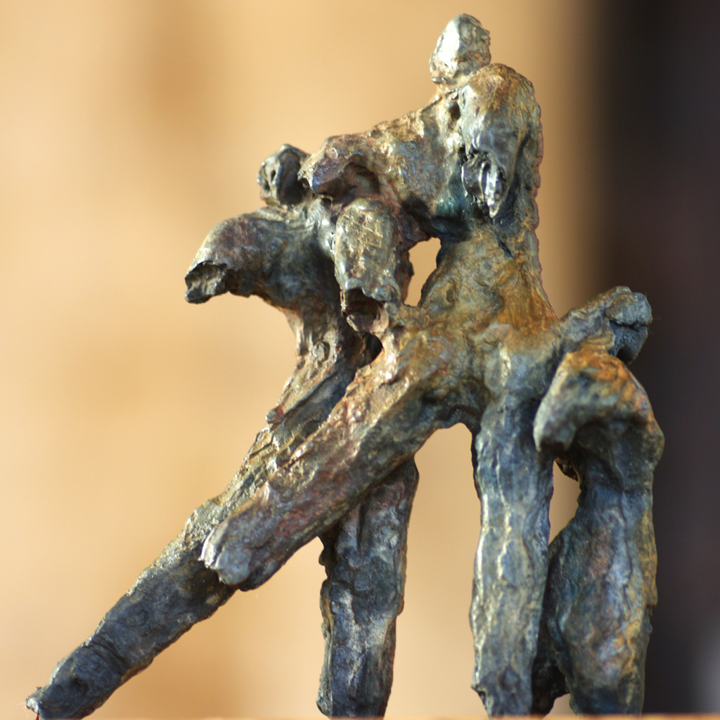 Trois personnages en bronze. Sculpture de Philippe Doberset