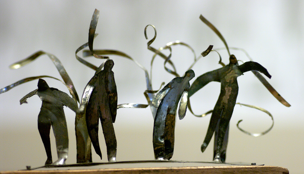 Groupe de danseurs. Sculpture en tôle de Philippe Doberset