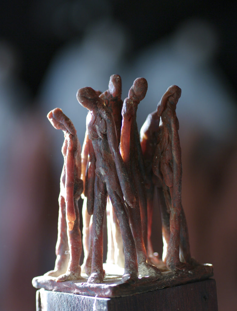 Petite foule rouge. Sculpture en bronze de Philippe Doberset