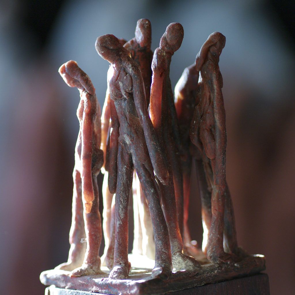 Petite foule de personnages en bronze. Sculpture de Philippe Doberset