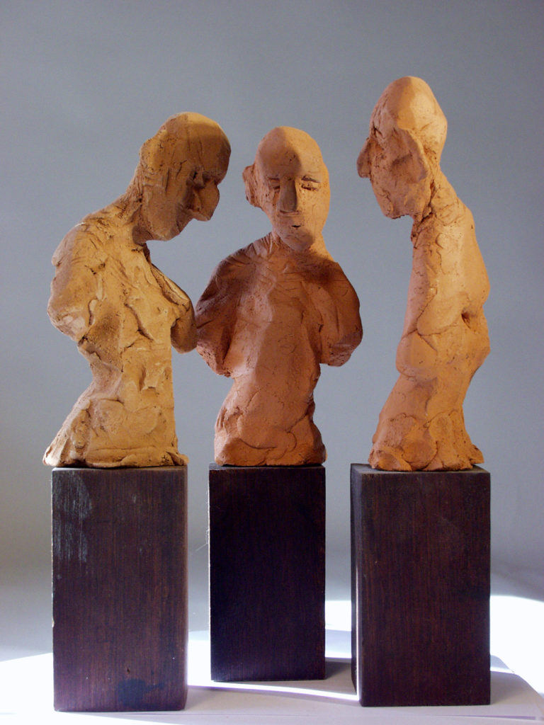 Conciliabule sculpture en terre cuite et socle bois de Philippe Doberset