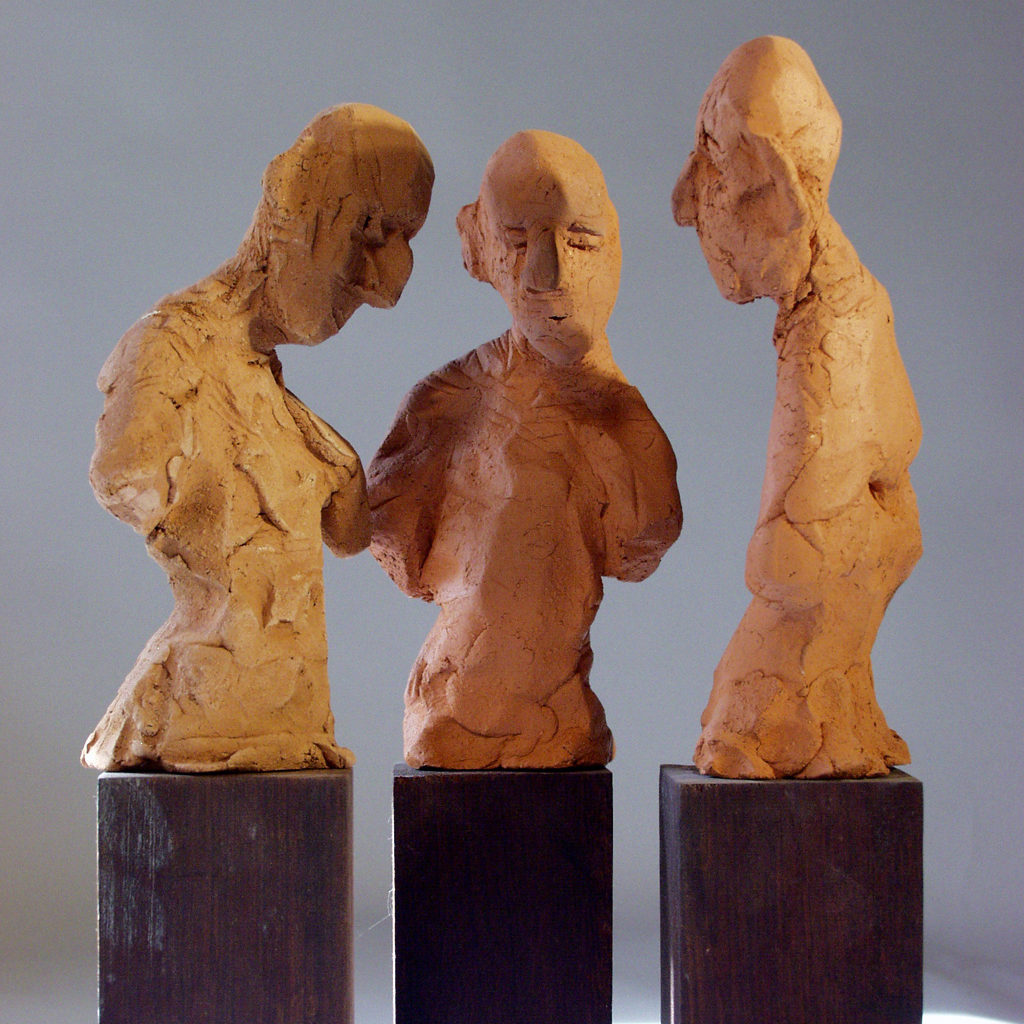 Personnages en terre cuite et socles bois. Sculpture de Philippe Doberset