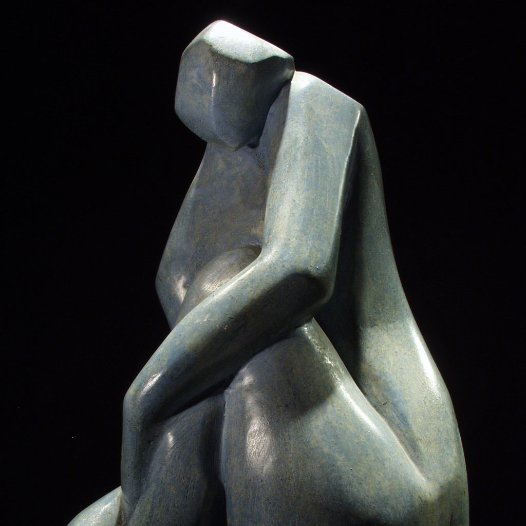 Forme de femme assise. Patine bleue. Sculpture de Philippe Doberset