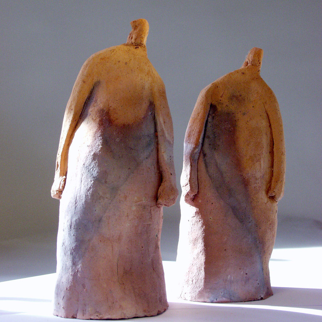 Deux personnages en terre cuite. Sculpture de Philippe Doberset