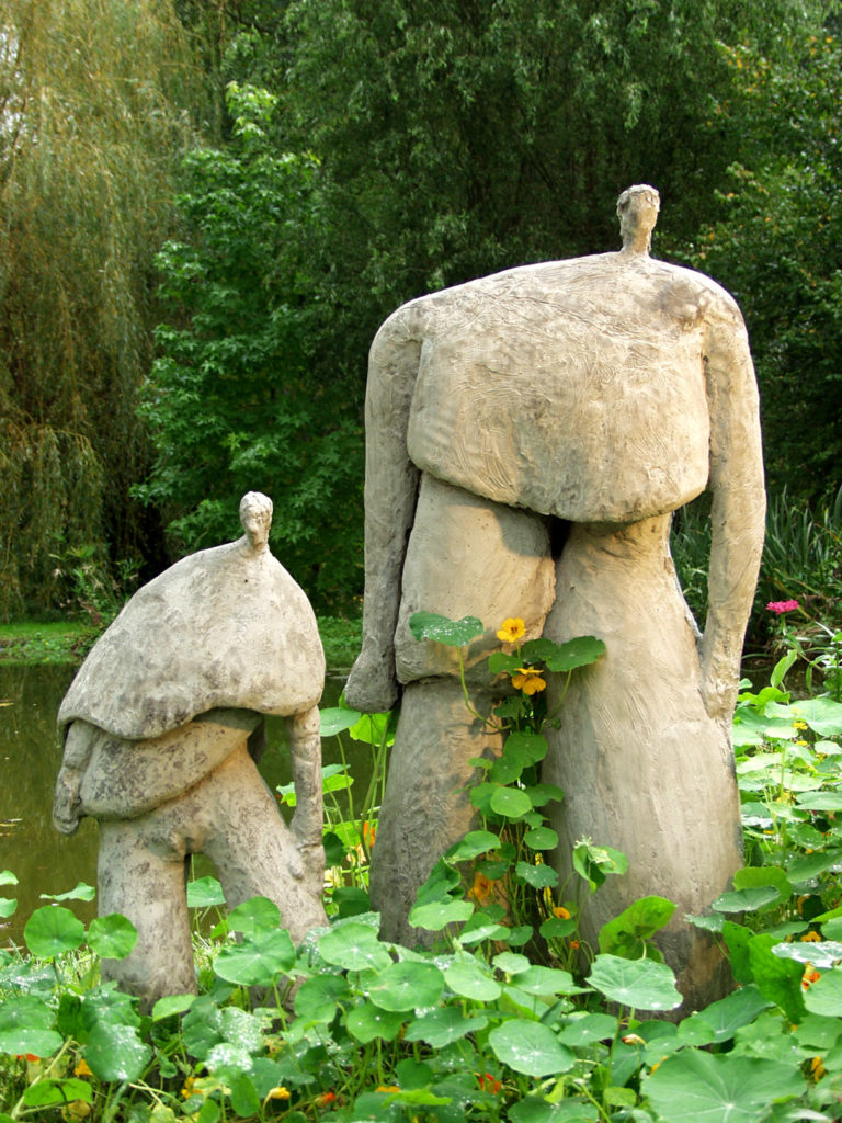 Les pachys aux capucines sculpture en béton de Philippe Doberset