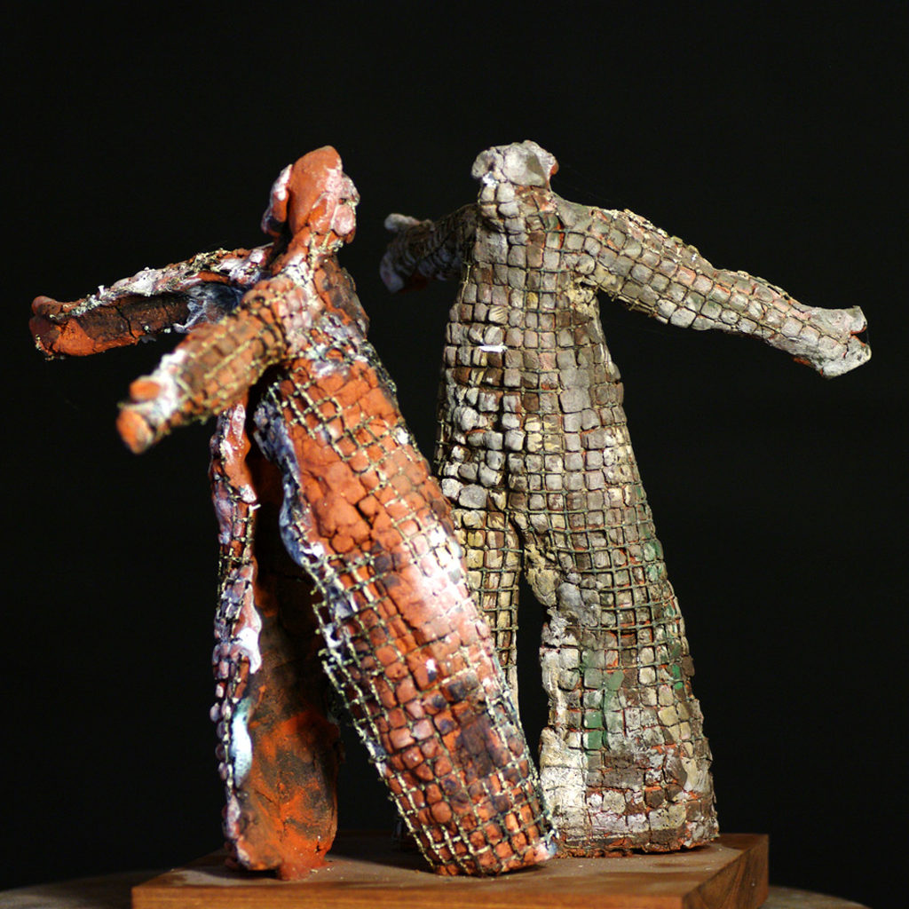 Deux personnages en conflit. Terre cuite et grillage. Sculpture de Philippe Doberset