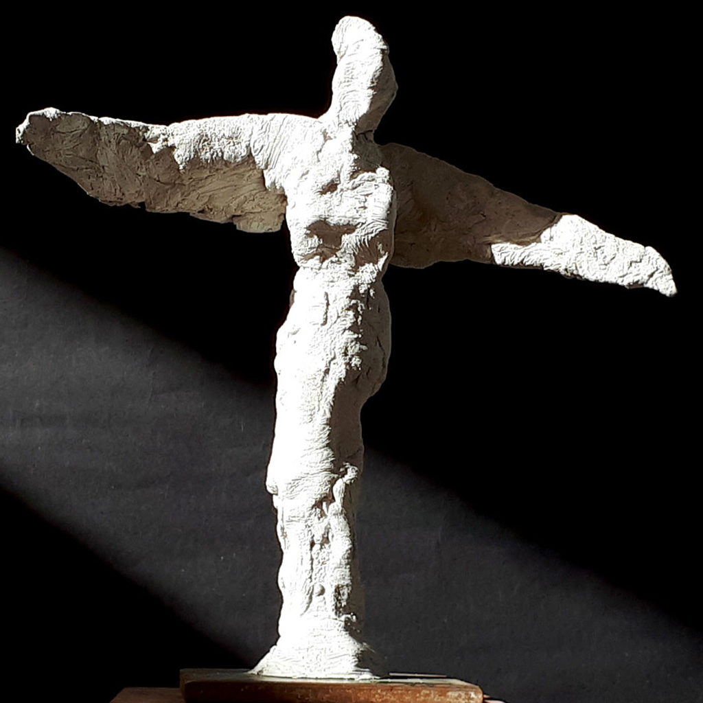 Personnage en ciment blanc. Sculpture de Philippe Doberset