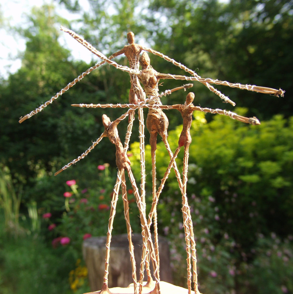 La petite famille sculpture en cire et aiguilles de pins de Philippe Doberset