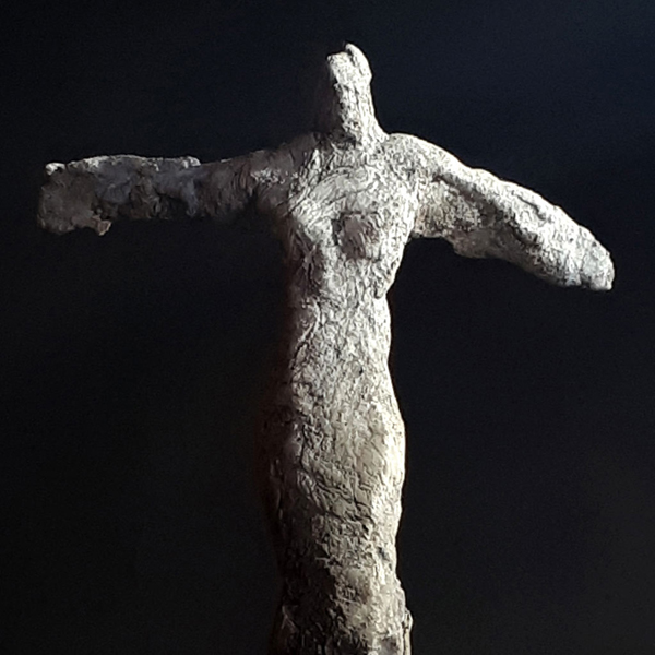 Personnage bras ouverts en ciment blanc. Sculpture de Philippe Doberset