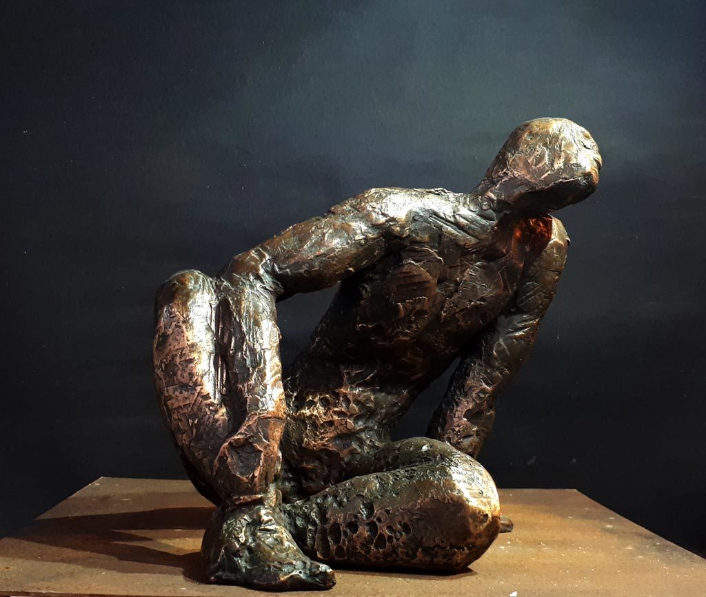 Narcisse. Personnage assis. Sculpture en bronze de Philippe Doberset