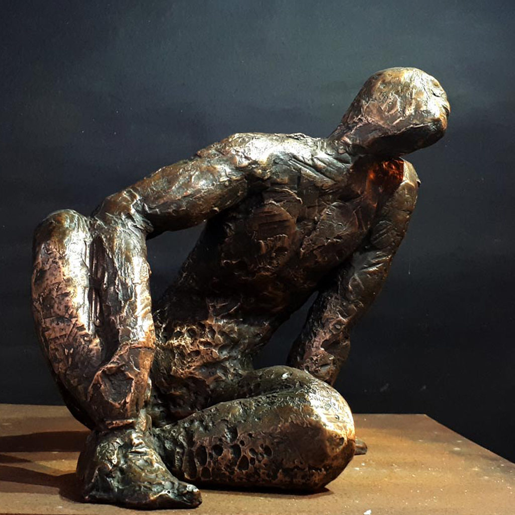 Narcisse. Personnage assis. Sculpture en bronze de Philippe Doberset