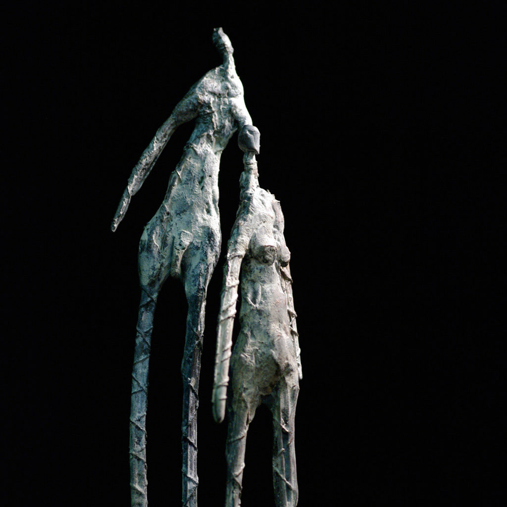 Couple de personnages en bronze. Sculpture de Philippe Doberset