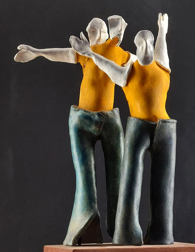 Deux  personnages en terre polychrome. Sculpture de Philippe Doberset