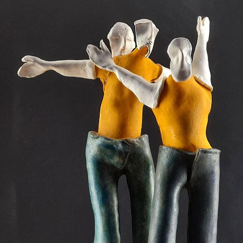 Deux personnages en terre polychrome. Sculpture de Philippe Doberset