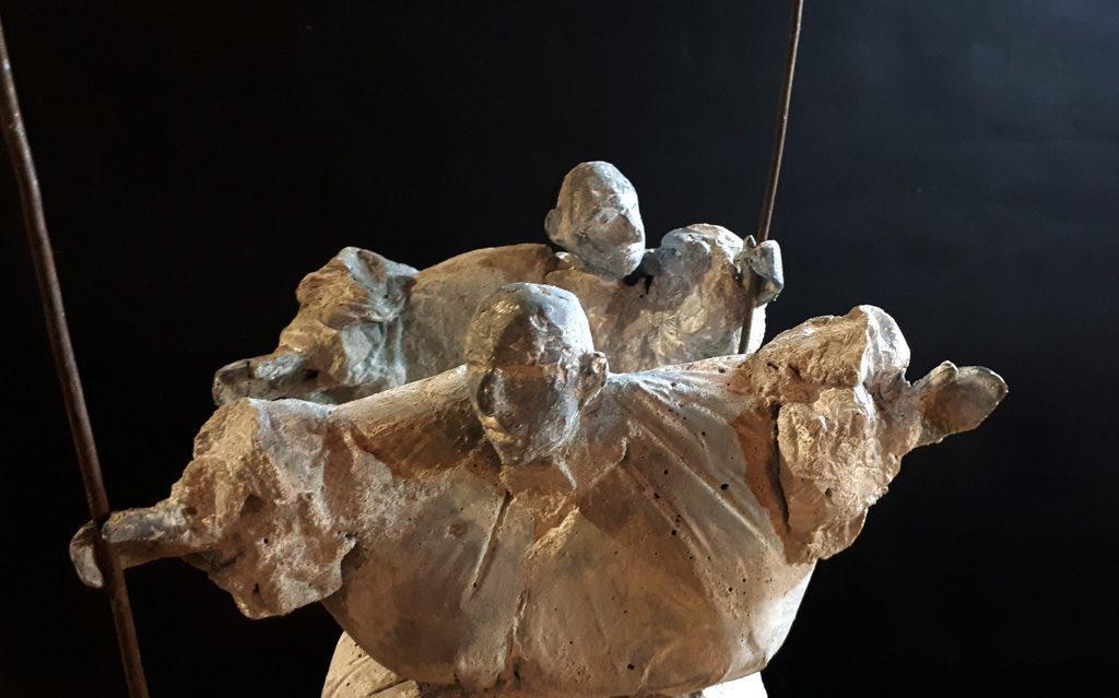 Sculpture en béton de Philippe Doberset représentant deux aveugles avec leur canne avec leur canne