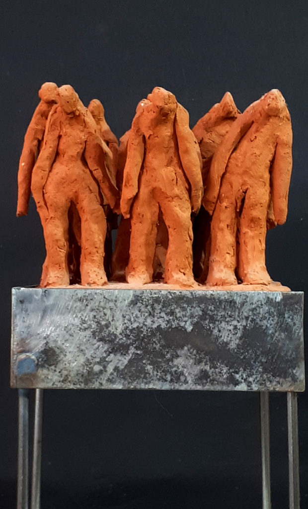 Groupe de personnages en terre cuite installés sur une structure acier. Sculpture de Philippe Doberset