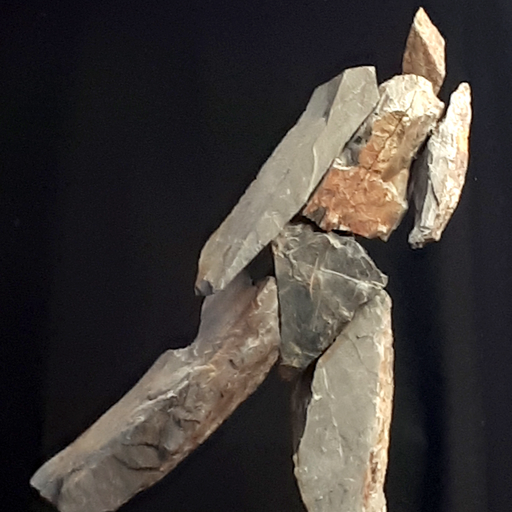 Scène de danse. Un personnages en pierre. Sculpture de Philippe Doberset