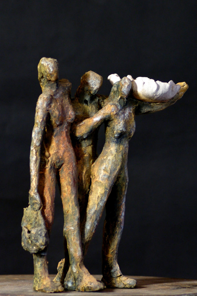 Le retour du marché. sculpture en terre cuite de Philippe Doberset représentant 3 personnages portant des  paniers