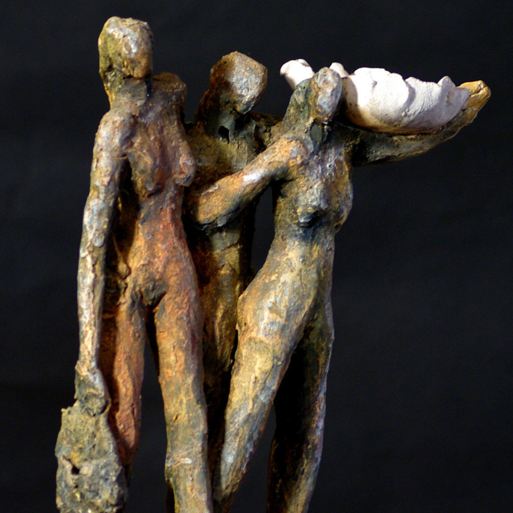 Groupe de personnages en marche. Terre cuite polychrome . Sculpture de Philippe Doberset