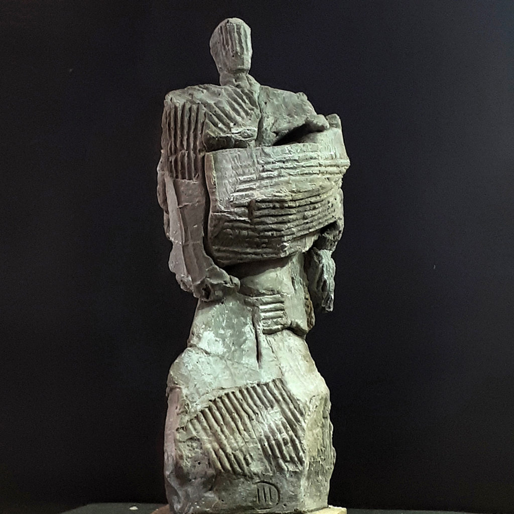 Ometto sculpture en béton de Philippe Doberset représentant un personnage debout