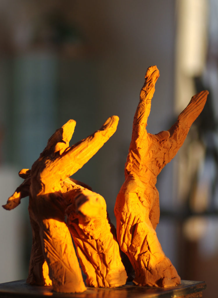 Le pas de trois  sculpture en terre cuite de Philippe Doberset représentant 3 danseurs