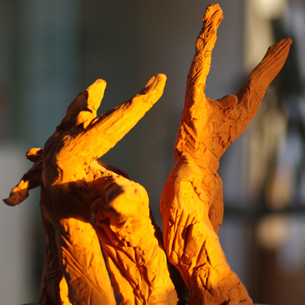 Chorégraphie à trois danseurs en terre rouge Sculpture de Philippe Doberset