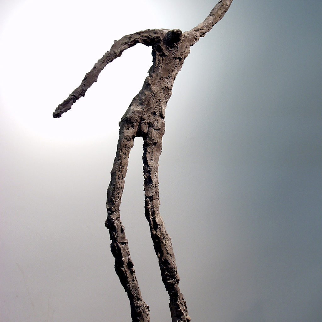 Un personnage en ciment bras levé Sculpture de Philippe Doberset