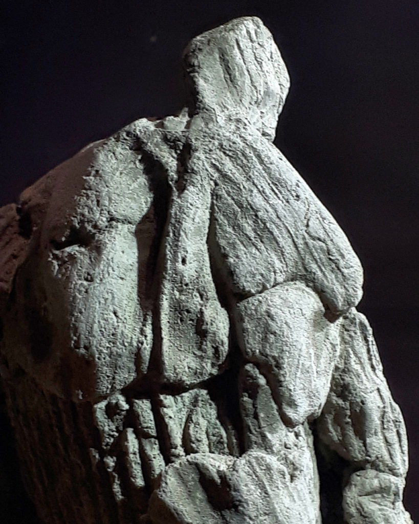Sculpture en béton de Philippe Doberset représentant un détail d'un personnage de la série ometto