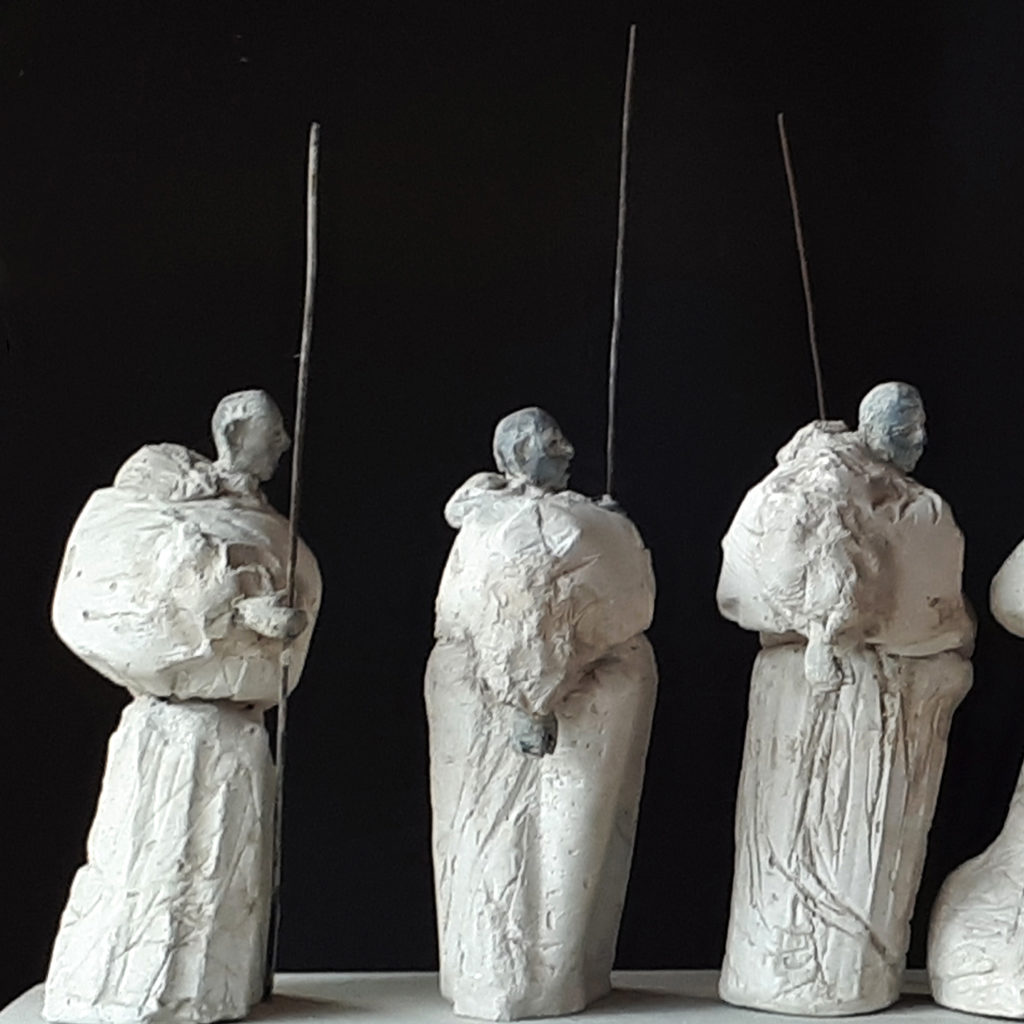Sculpture en béton de Philippe Doberset représentant trois personnages avec leur canne