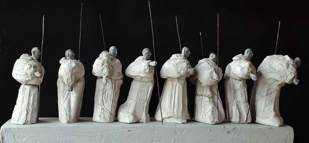 Sculpture en béton de Philippe Doberset décrivant une procession de huit personnges