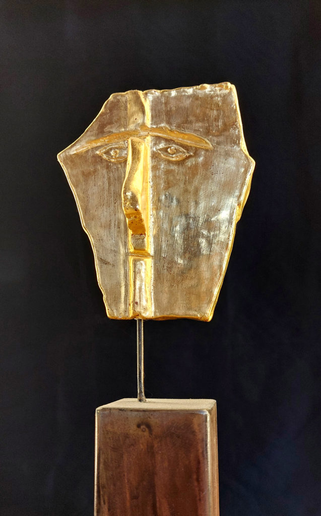 Personnage en brique doré à la feuille . Sculpture de Philippe Doberset