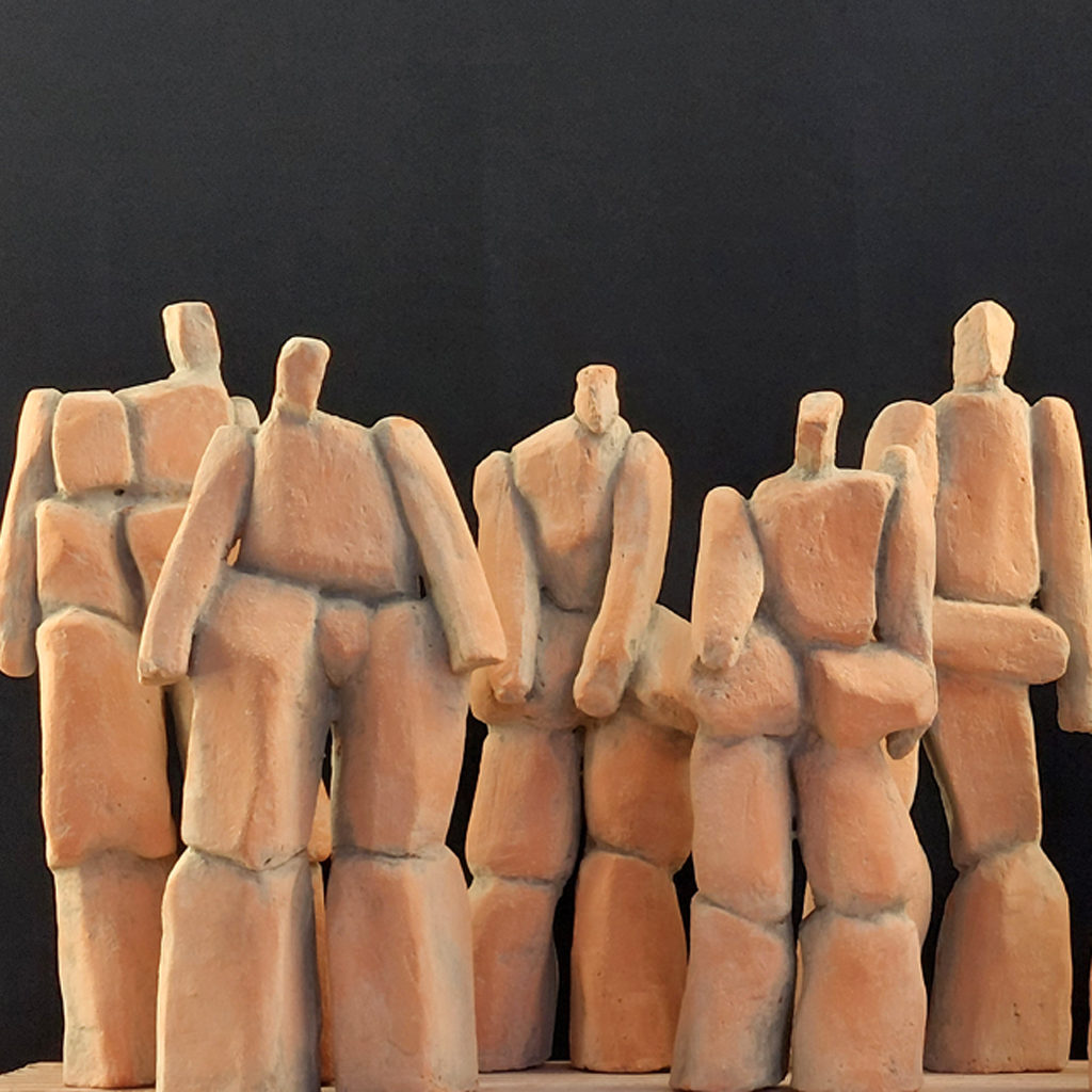 Sept personnages en terre cuite. Sculpture de Philippe Doberset