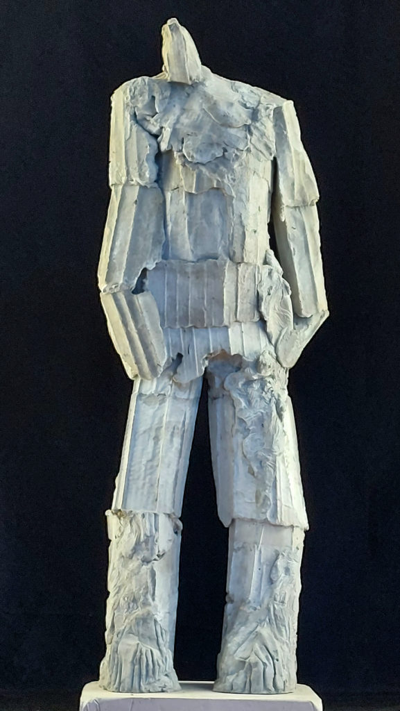 Grand personnage debout de la série : Le troisième homme. Sculpture en béton de Philippe Doberset