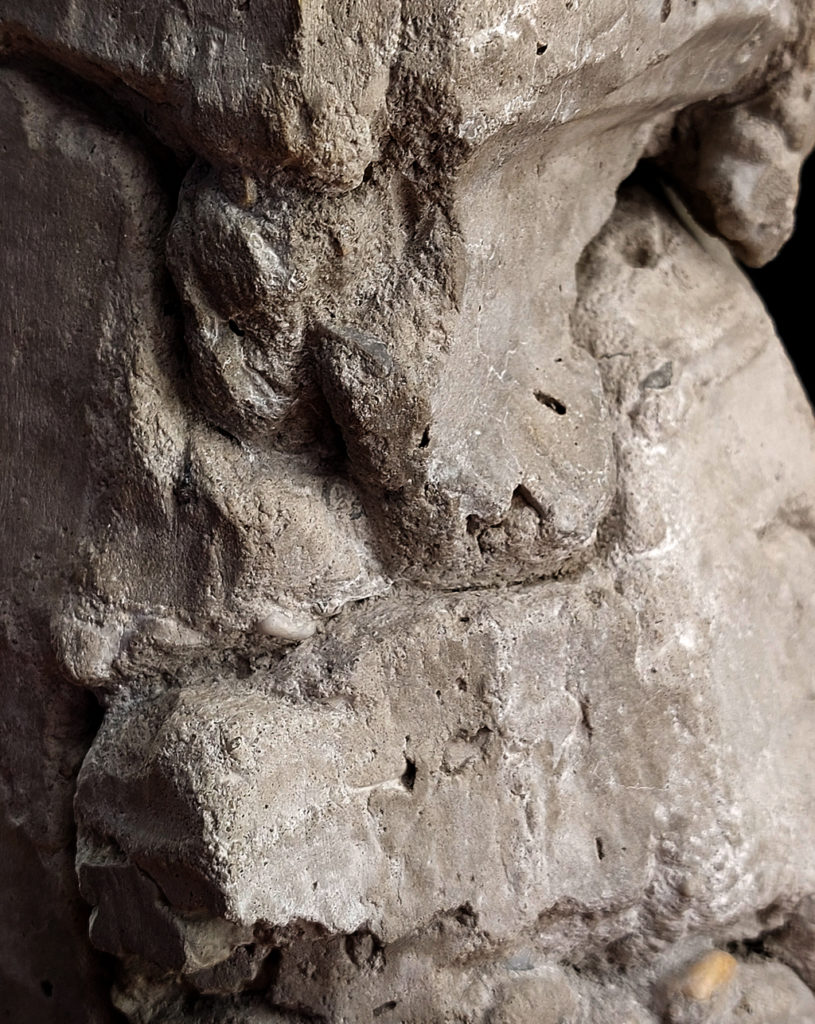 Grand personnage debout de la série : Le troisième homme. Sculpture en béton de Philippe Doberset