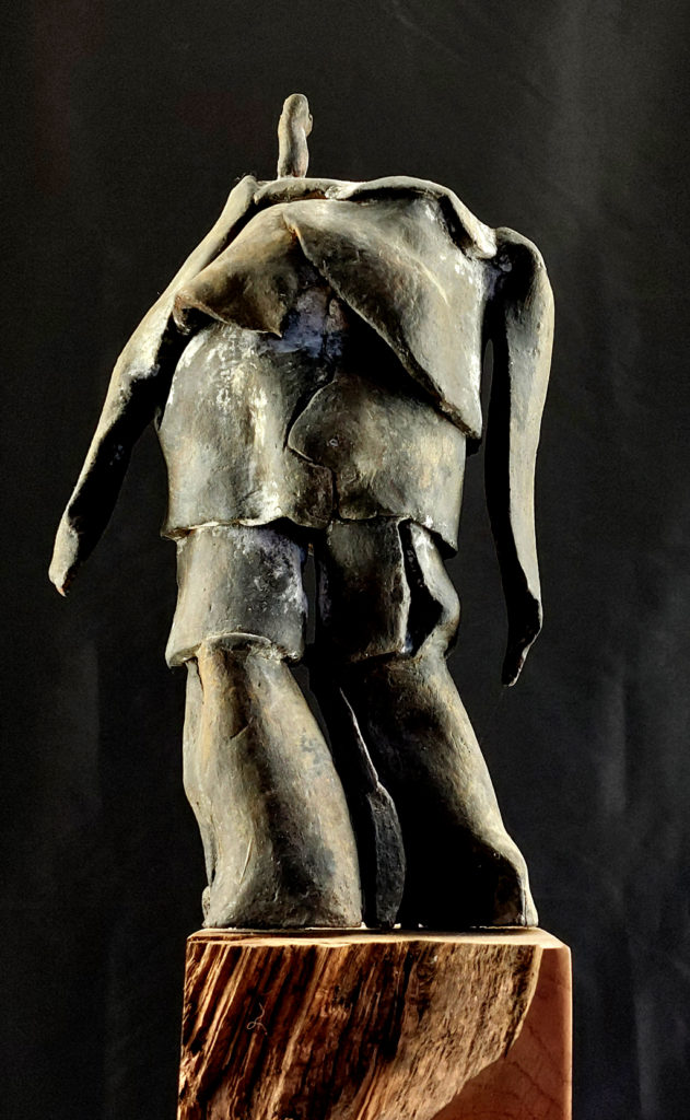 Personnage en bronze patiné. Sculpture de Philippe Doberset